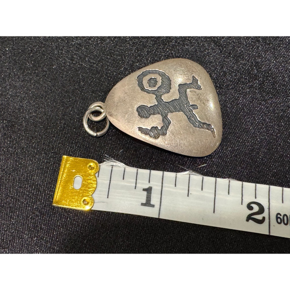 Signed Native American Sterling Pendant Charm Warrior Dancer Petroglyph - Picture 6 of 6